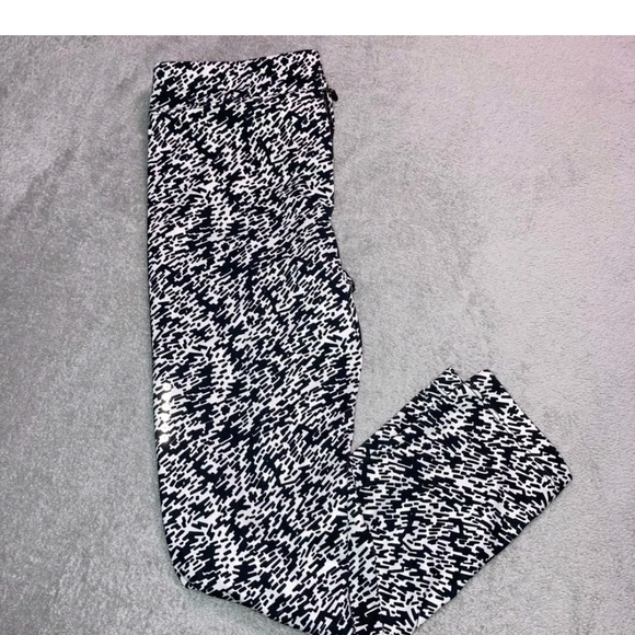 Nike Dri Fit Women's High Waisted Black and White Patterned Leggings Large - Picture 3 of 16